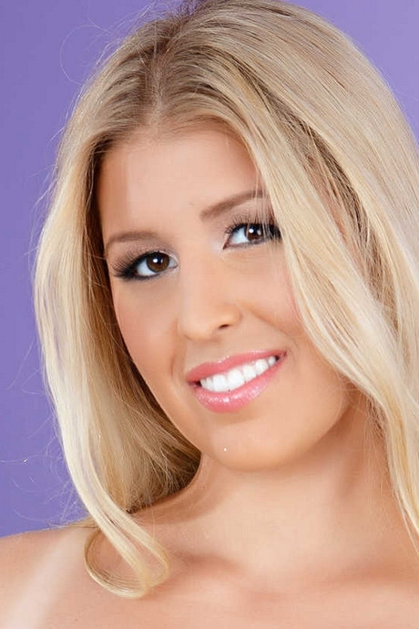 et billede af Athena Pleasures