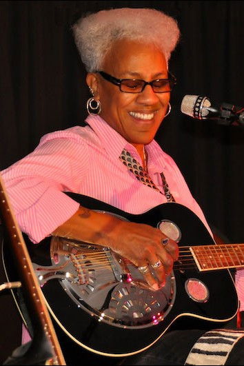 et billede af Gaye Adegbalola