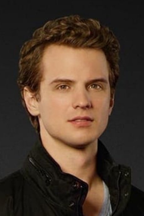 Freddie Stroma Photo