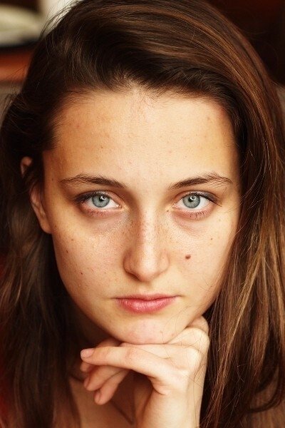 Lilian Sassanelli as Julia