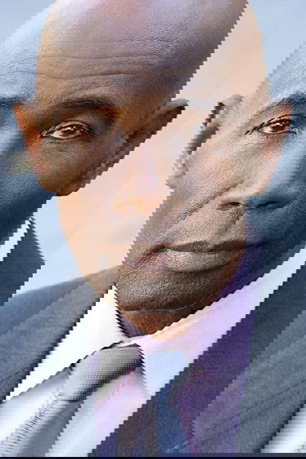 et billede af John Ashley Hamilton