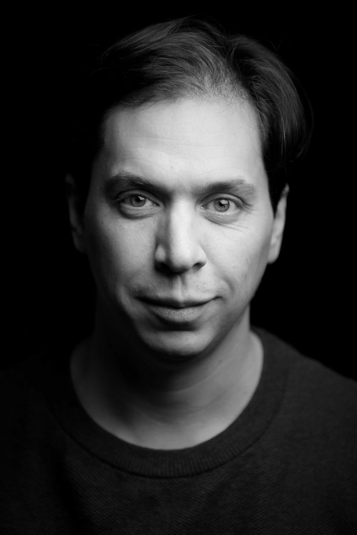 et billede af Omid Khansari