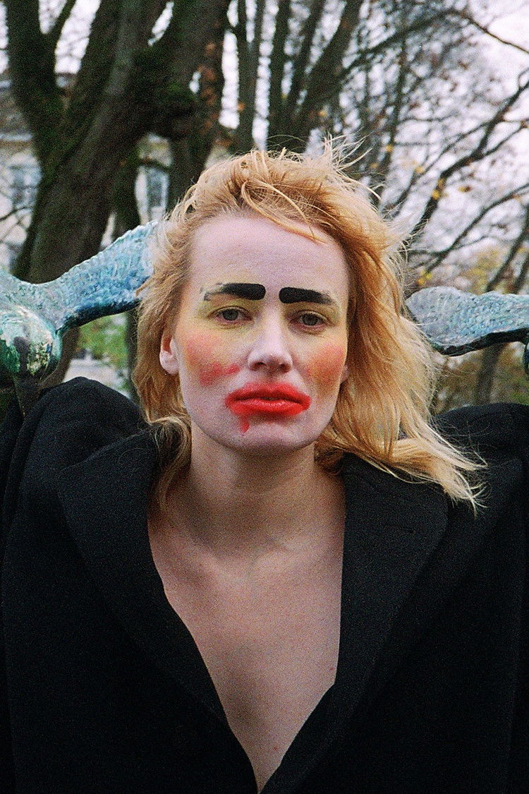 et billede af Kris Lemsalu