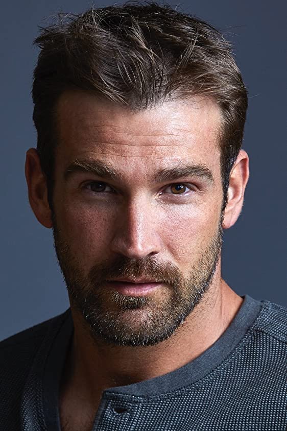 et billede af Clayton Adams