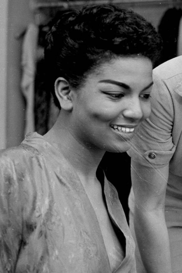 et billede af Loray White