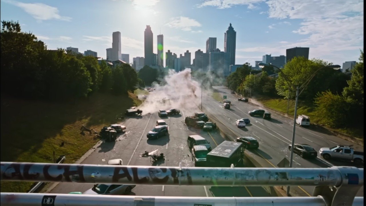 Caption: a city street filled with lots of traffic
