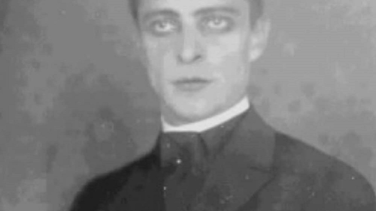 The man in the background (1922)