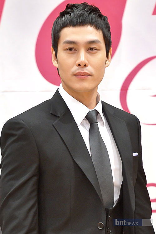 et billede af Song Yoo-ha