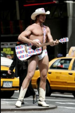 et billede af The Naked Cowboy