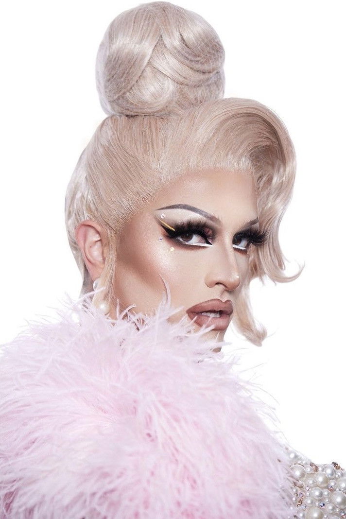 et billede af Adriana The Bombshell