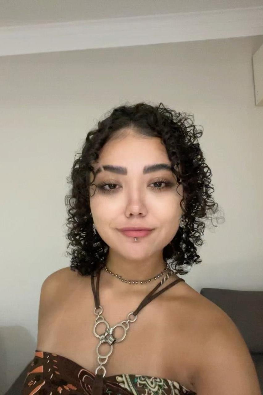 Lara Bueno as Jade