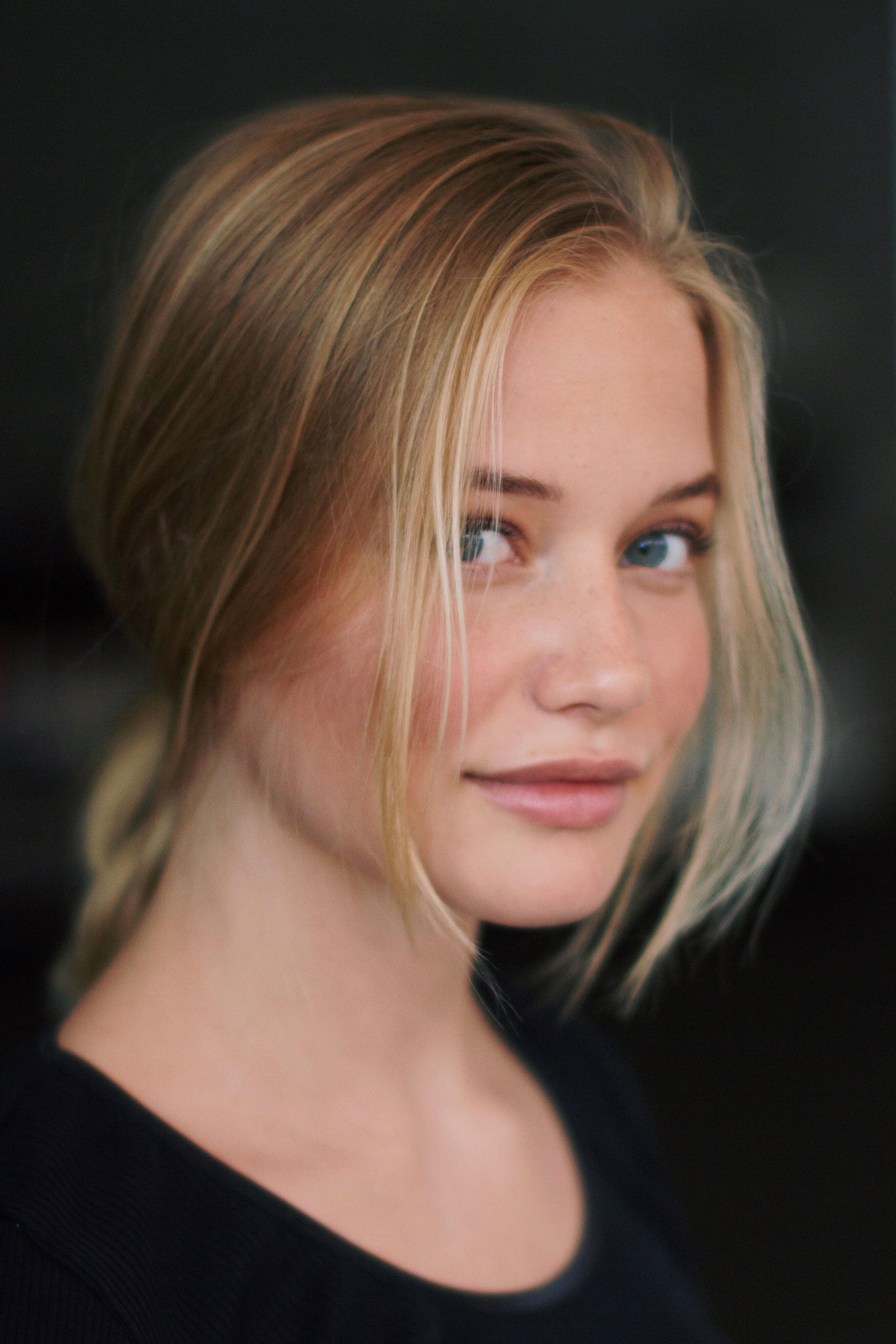 et billede af Mina Dale