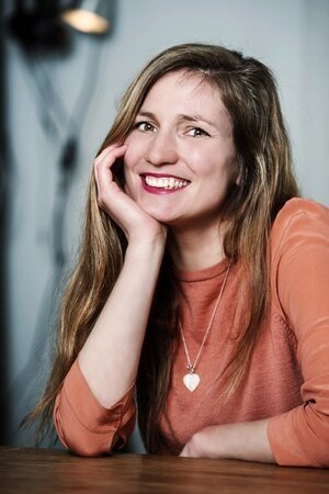 et billede af Eva Binon