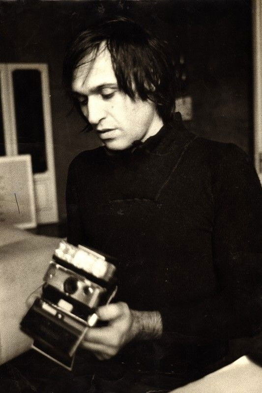 et billede af Mario Schifano