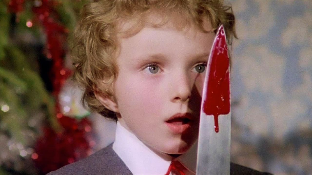 un enfant en gros plan devant un sapin de Noël, tenant un couteau ensanglanté, en état de choc