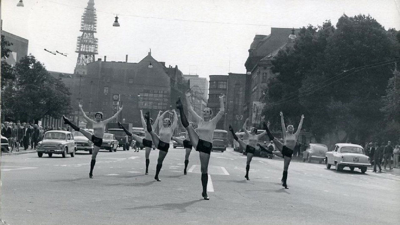 The Large Amber (1972)