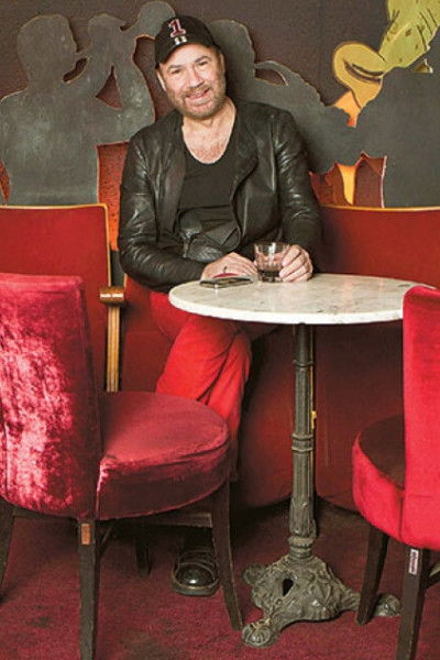 et billede af Defkalion Komis