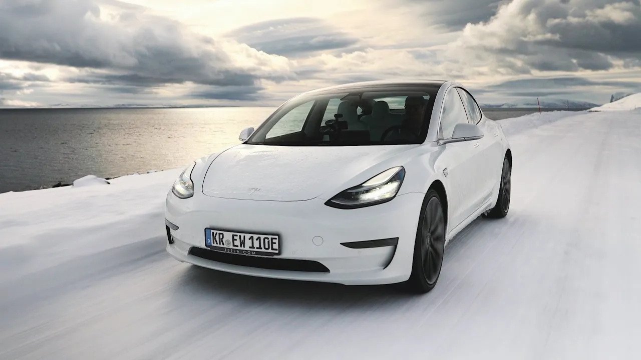 Tesla Model 3 vs. Diesel-SUV vs. Nordkap im Winter! ()