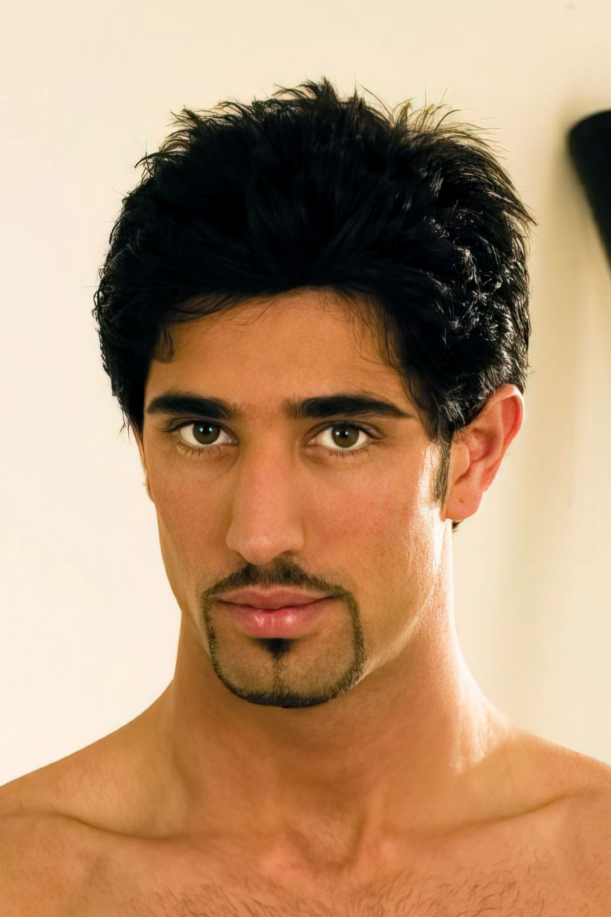 et billede af Ari Bond