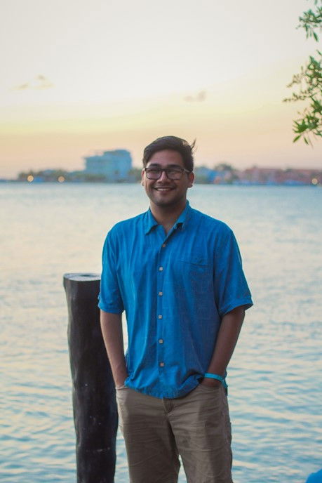 et billede af Rene R. Cuevas