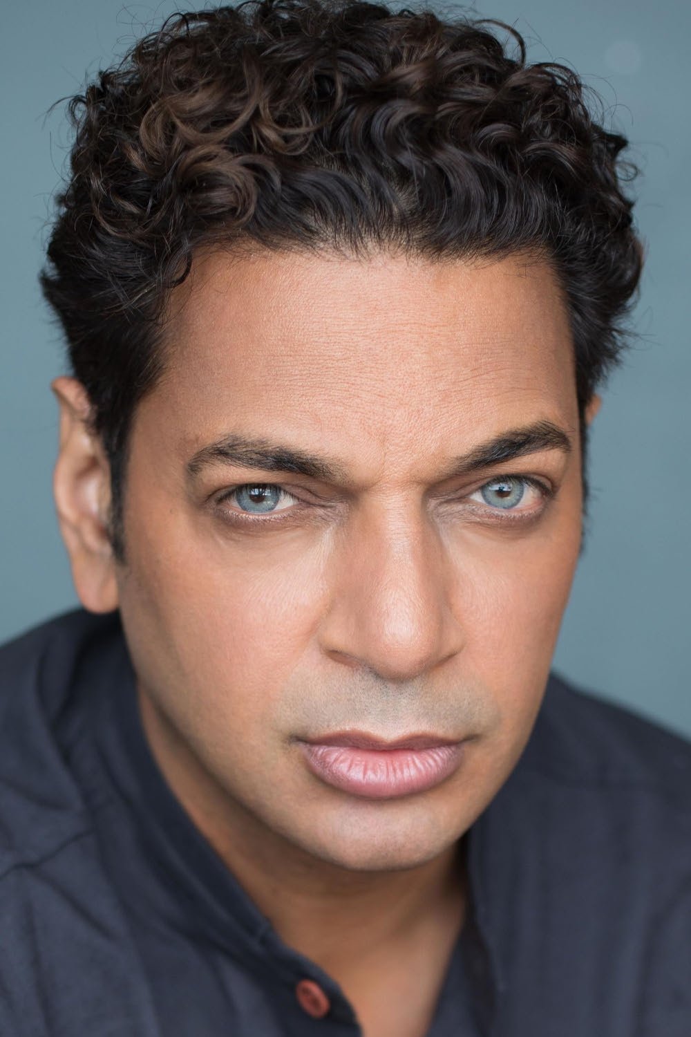 et billede af Christopher Logan