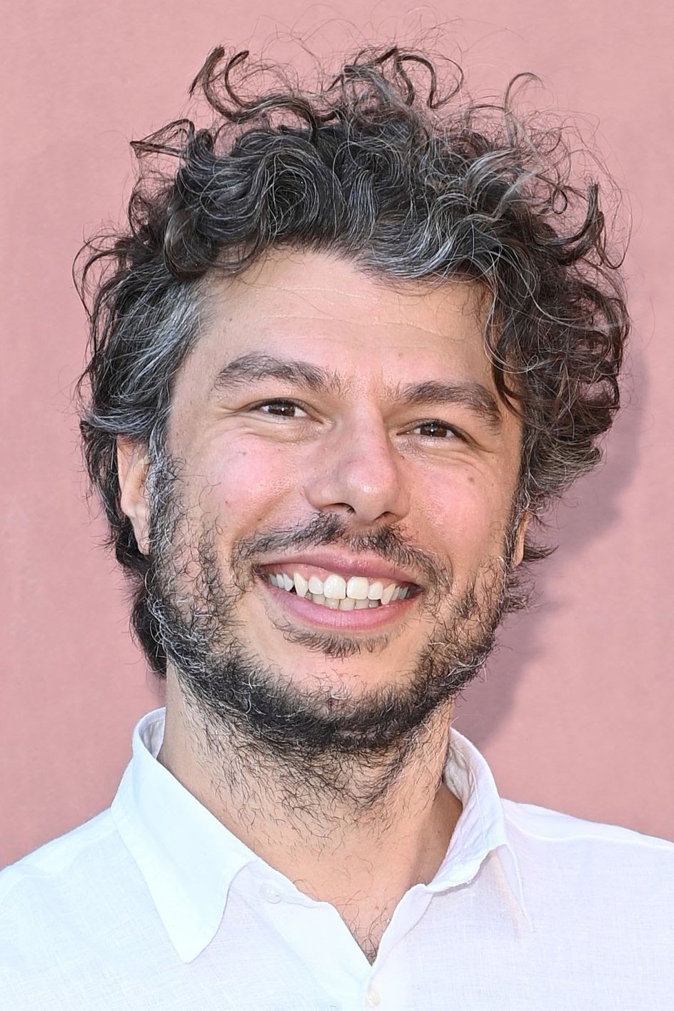 et billede af Sydney Sibilia