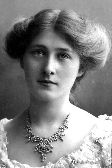 et billede af Phyllis Dare