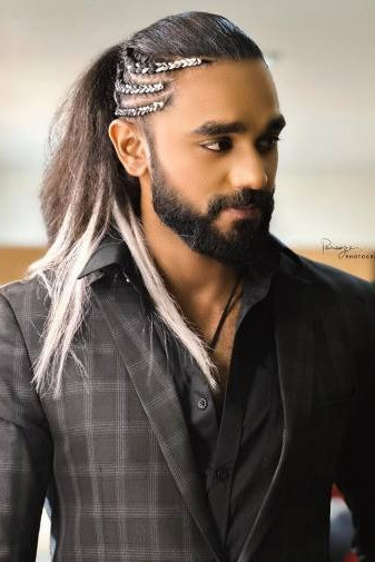 et billede af Akhila Dhanuddhara