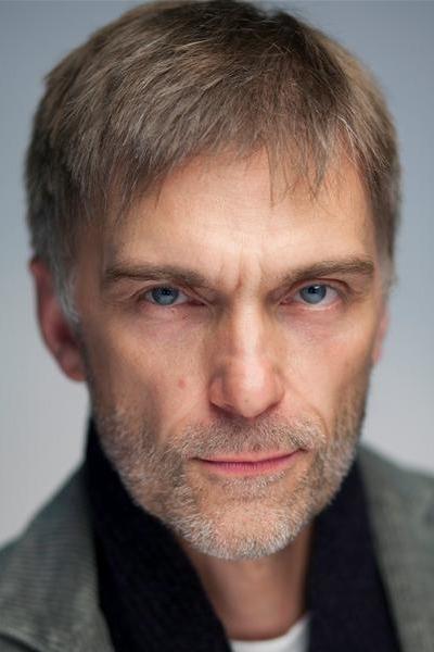 et billede af James Simmons