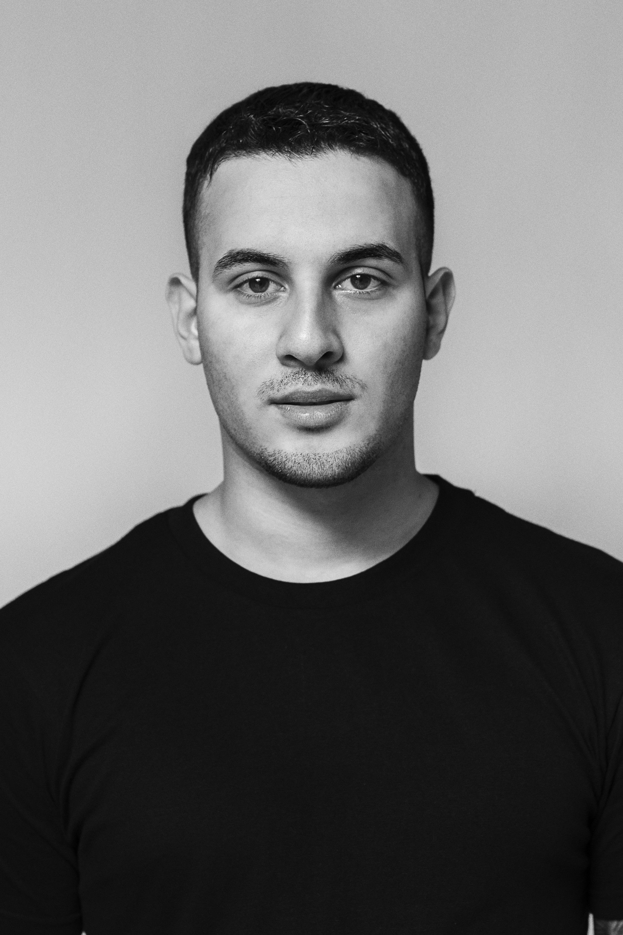 et billede af Adam Kais