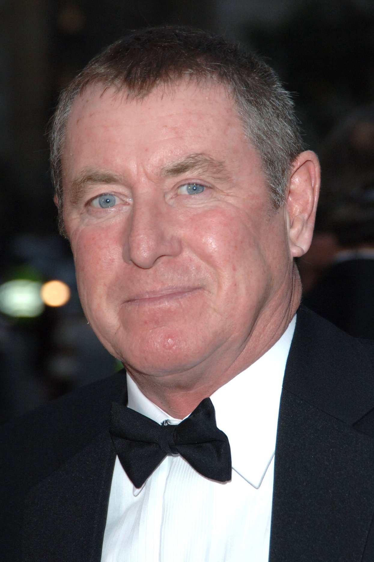 et billede af John Nettles