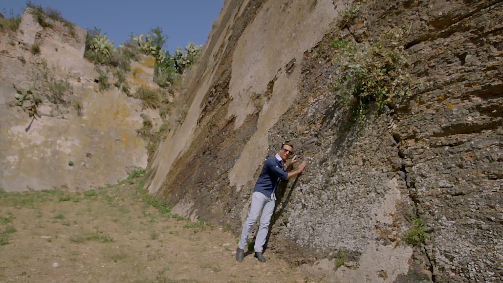 Gino’s Italian Escape S05E04 backdrop