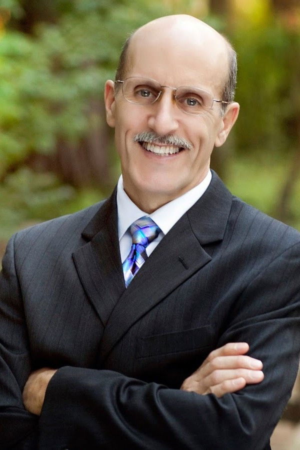 et billede af Doug Bachelor