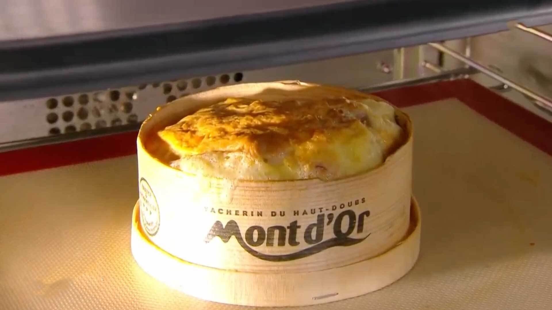 Tous en cuisine avec Cyril Lignac - Vacherin Mont d'Or aux saucisses, Tiramisu aux fruits de la passion