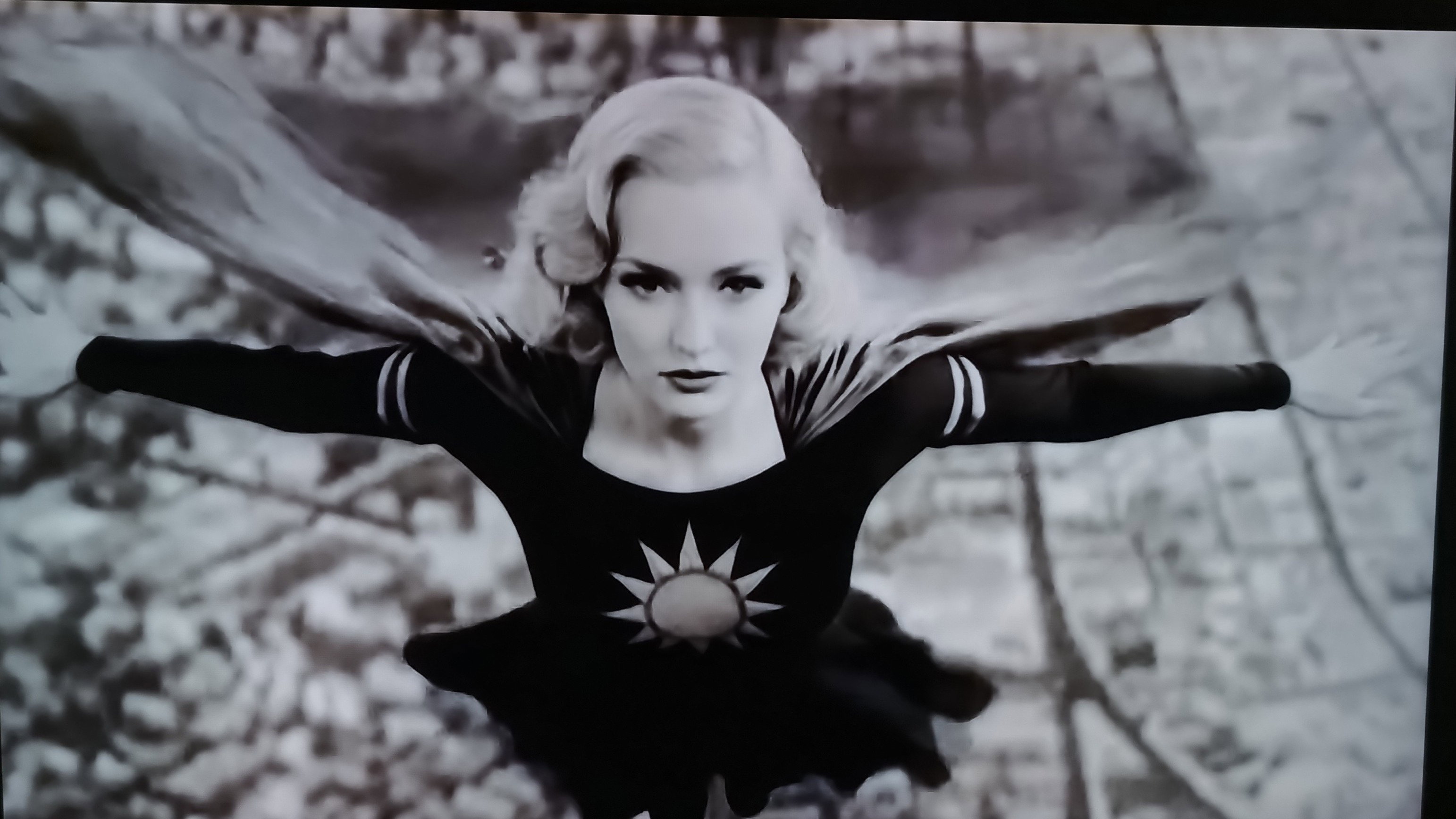 She Came from the Stars backdrop