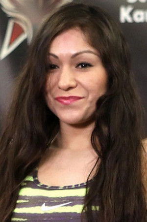 et billede af Stephanie Alba