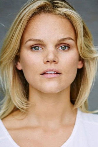 et billede af Sina J. Henrie