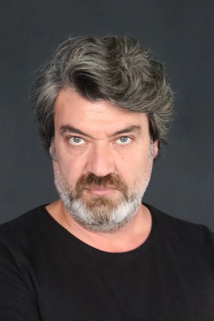 et billede af Erol Sertel