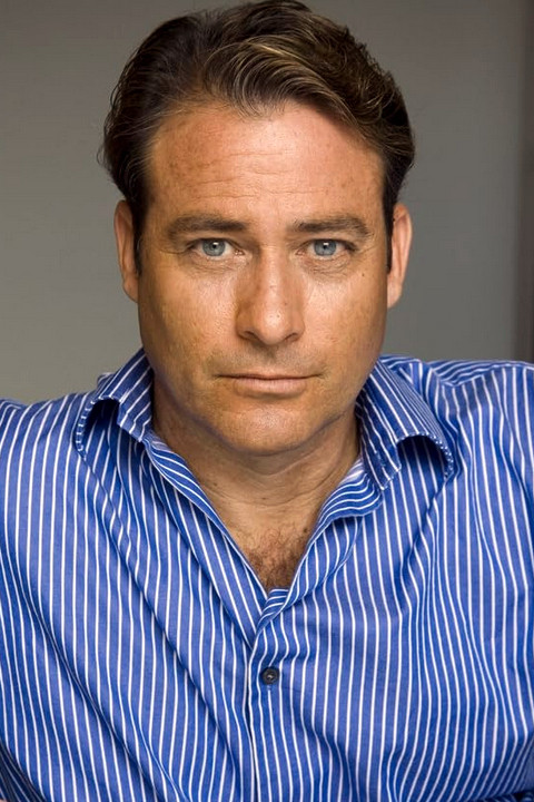 et billede af Kelly R. Thomas