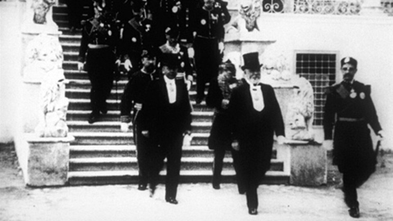 Imagem do Filme M. le président descendant l’escalier du Bardo