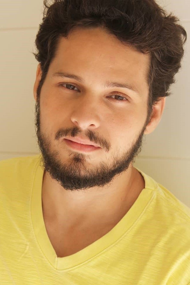 Paolo Sampaio is Elan Santiago