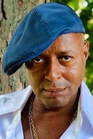 et billede af Leee John