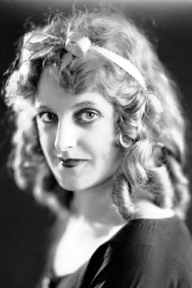 et billede af Ella Hall