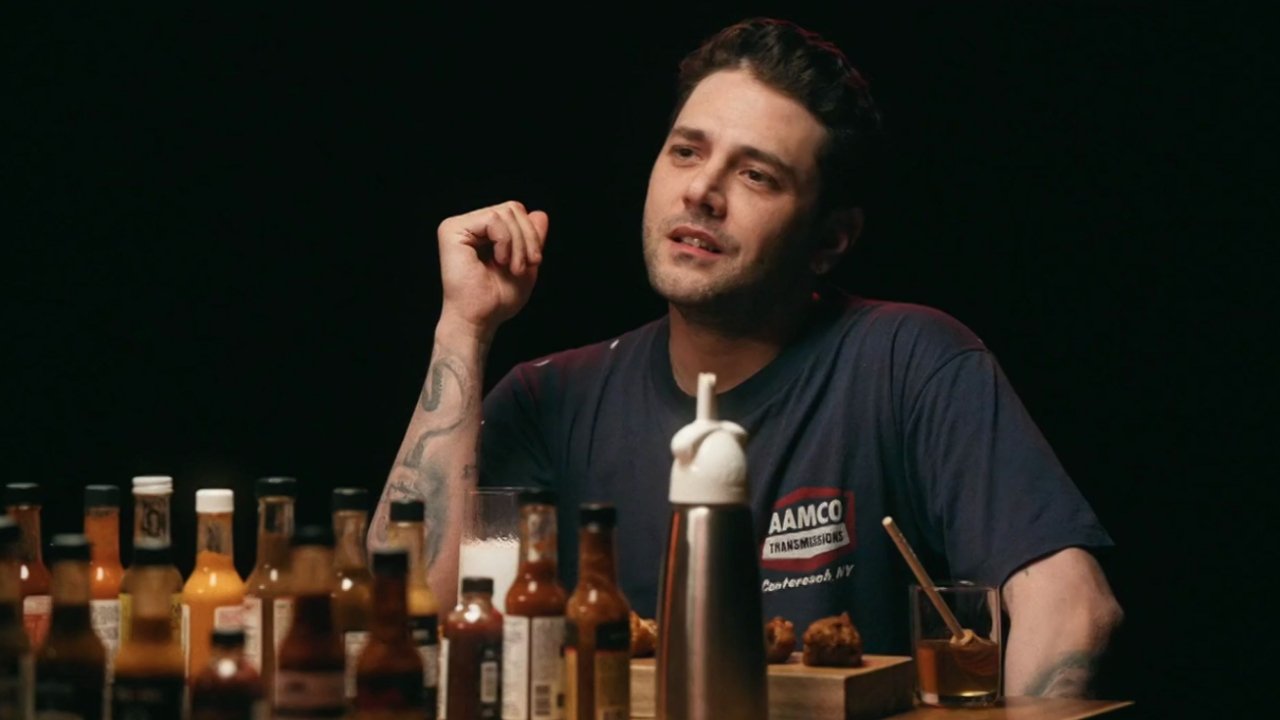 Hot Ones Québec - Xavier Dolan
