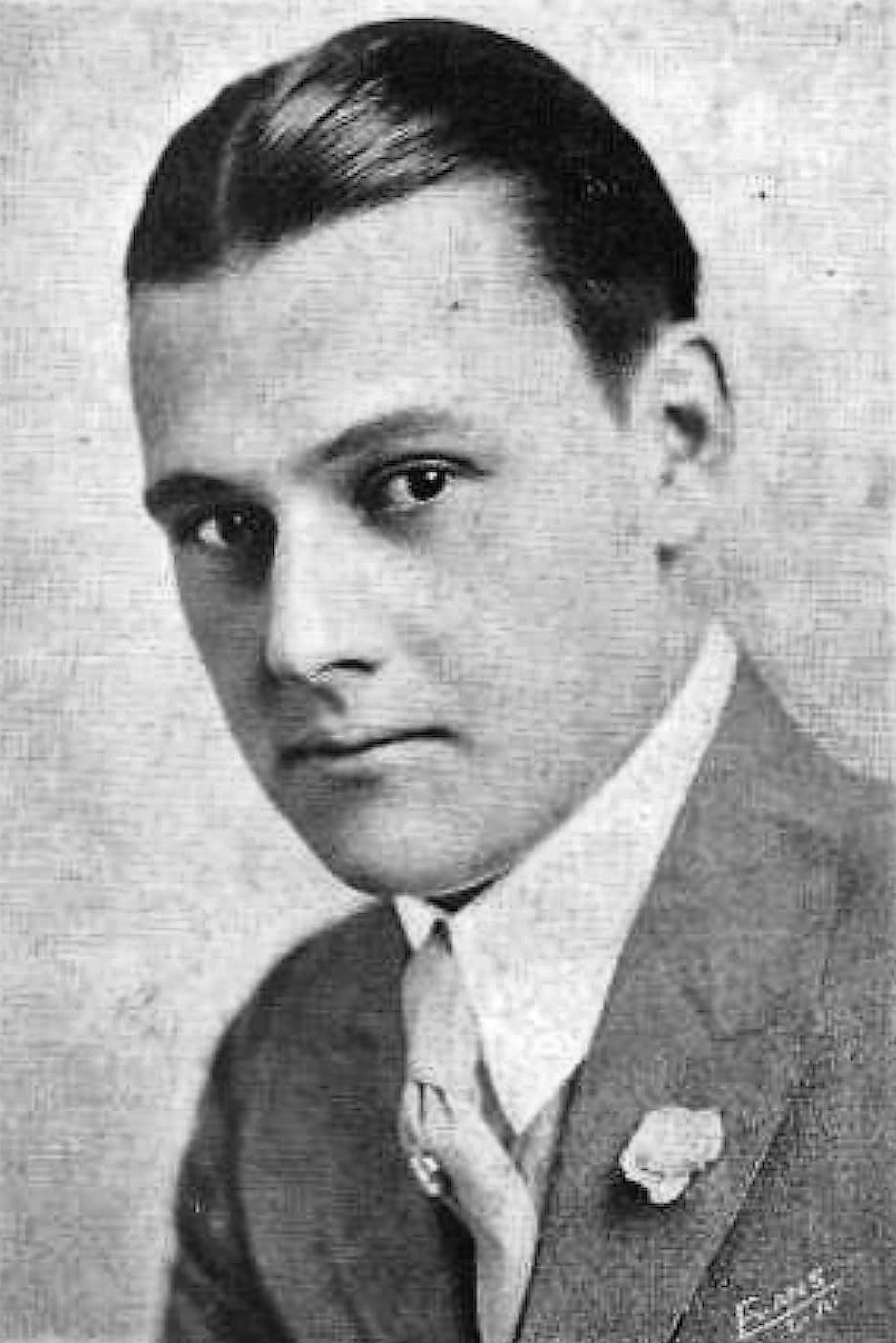 et billede af Ashton Dearholt