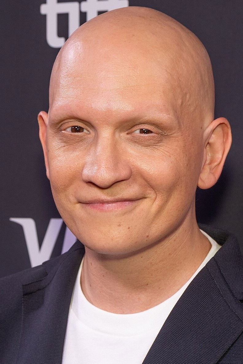 et billede af Anthony Carrigan