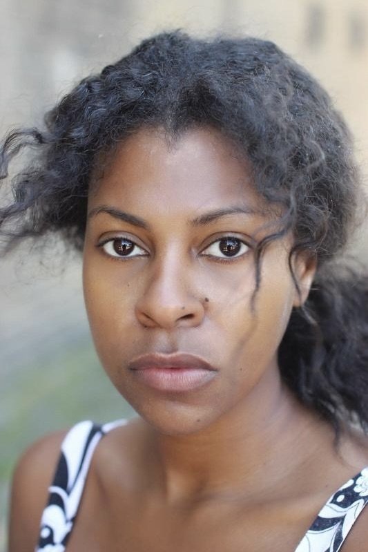 et billede af Emma Bakare