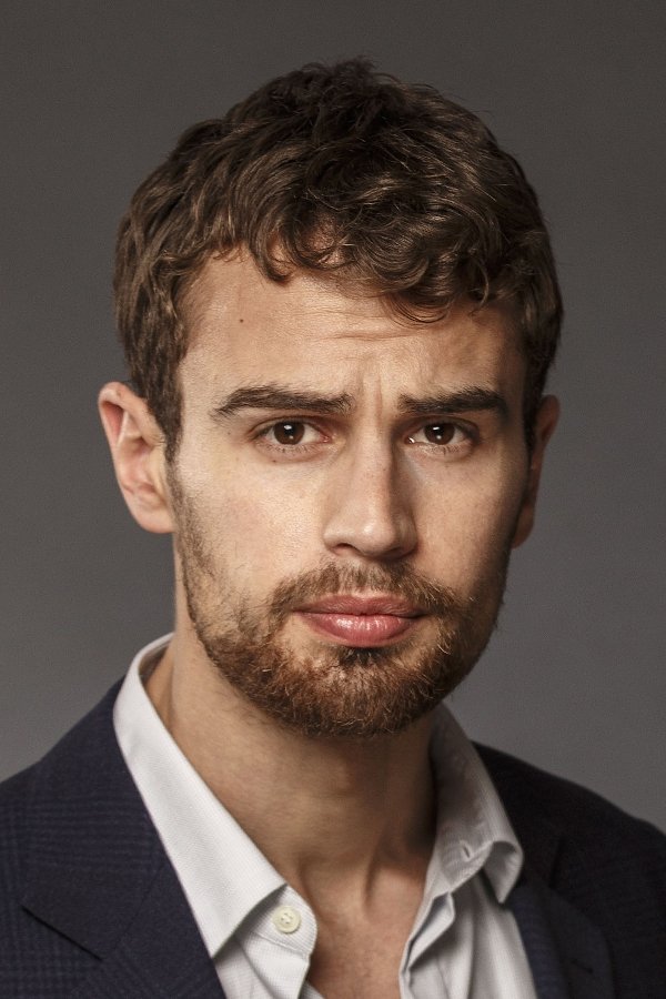 Photo de Theo James 381962