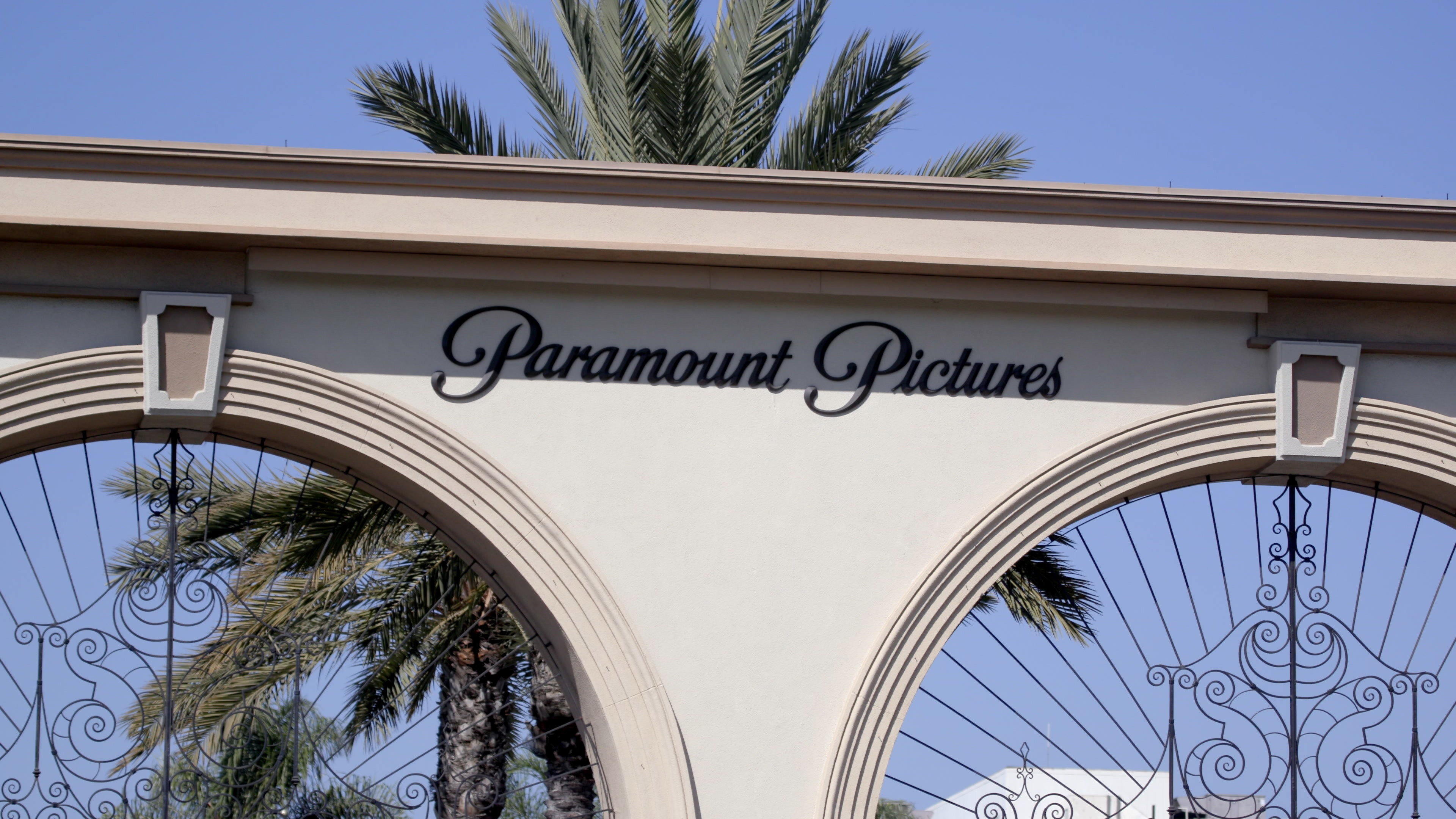 What Happens in Hollywood S01E10 backdrop