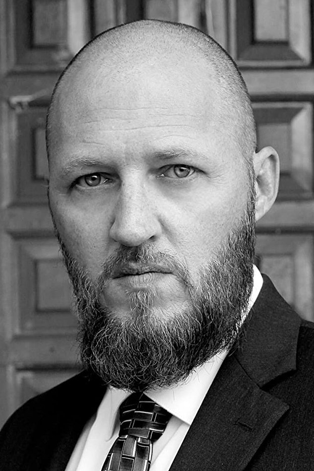 et billede af Jason E. Hill